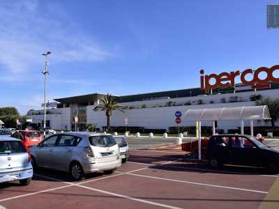 Nel parcheggio non ci sono tante auto, del resto questo ipermercato � un po� nascosto rispetto ad altri pi� �famosi� della citt�. �Si tratta di un centro commerciale poco frequentato � ci dice una cassiera -. Per lo pi� qui vengono clienti abituali e anziani che preferiscono un po' di desolazione alle scomode file�